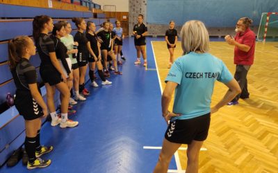 Holky už se těší, říká před Handball V4 Cupem trenérka Hudečková. Spoléhat bude na osu z Poruby