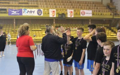 Pohár a zlaté medaile pro Kopřivnici. Mladší žáci korunovali skvělou sezonu