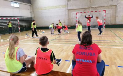 Na Sokolském dni v Porubě se hrála i házená. Zájem dětí byl veliký 