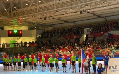 Po boku svých idolů. Mladí házenkáři a házenkářky v Ostravě doprovázeli reprezentanty