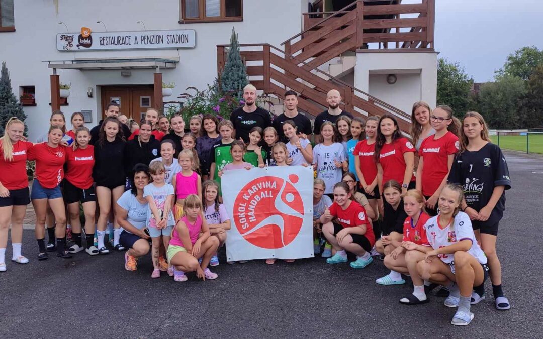 Karvinské házenkářky se připravovaly v Beskydech. Dorazili za nimi i reprezentanti Baníku