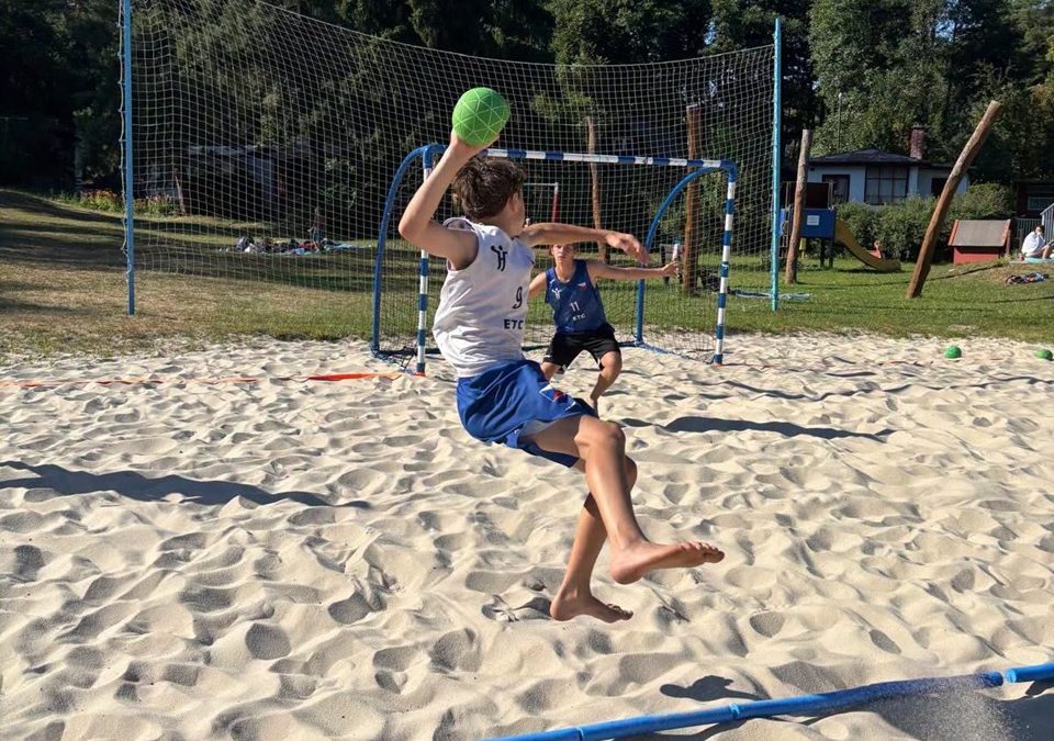 Bělá pod Bezdězem hostila letní beachhandball kemp. Vyrazily na něj i hráčky z našeho kraje